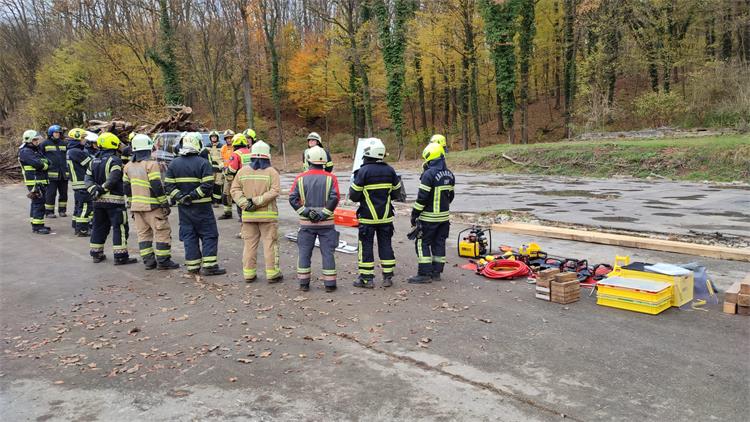 Slika /slike/Vjezba_VZZ Karlovacke_Spasavanje u prometu (1).jpg